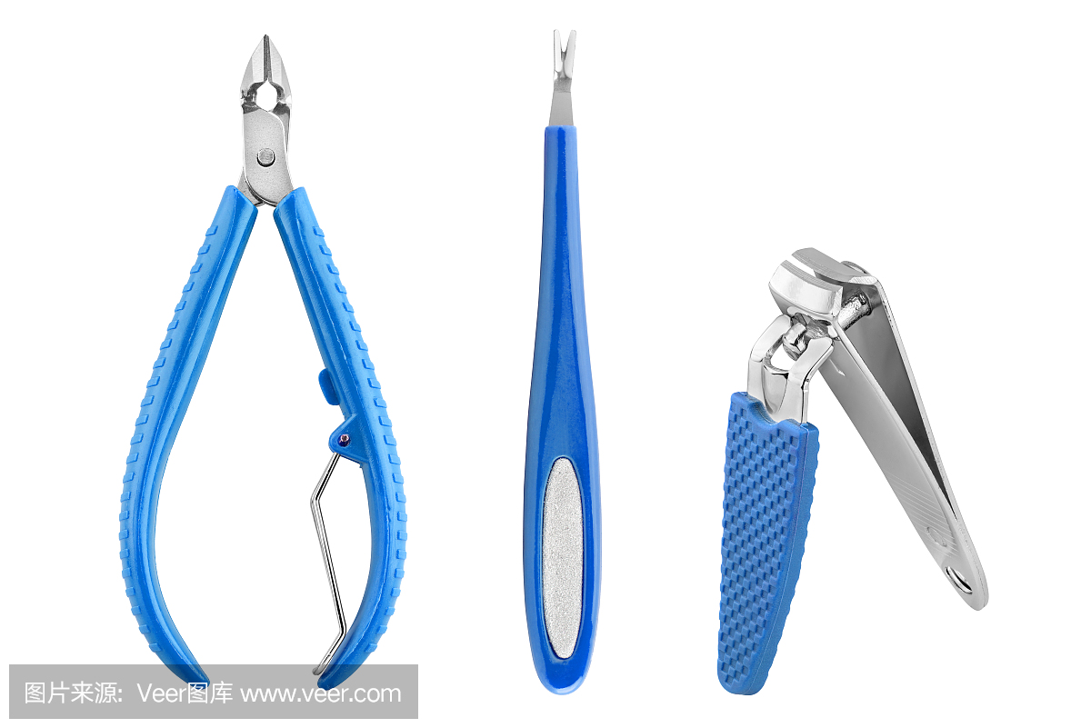 三种不锈钢指甲护理基本工具与蓝色橡胶套:双叉死皮剪和角质层钳,角质层推和指甲剪,美容产品隔离在白色背景,包括修剪路径